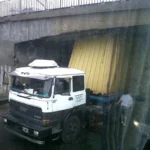 Mataderos: un camión quedó trabado en General Paz y Av. de los Corrales