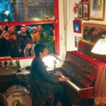 Sin algoritmos ni pantallas: la tendencia de los piano bar y las escuchas en vinilo en CABA